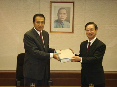 ９月２７日に赴任した馮寄台・台北駐日経済文化代表処代表は９月２９日午前、駐日代表処において執り行われた公務引継ぎ式に出席し、同処の各部門長立会いの下、代表代理を務めていた羅坤燦・駐日代表処副代表と公務の引継ぎを行った。馮代表は、釣魚台（日本名：尖閣諸島）沖で発生した「聯合号」事件の賠償問題が交渉を通じて双方が円満に解決するよう努力し、台日関係をさらに良好なものにするため全力で取り組む意欲を示した。同式典終了後、馮代表は代表処の各部署を視察し、職員一人一人と着任の挨拶を行った。その後、馮代表は羅副代表と共に日本交流協会を表敬訪問し、新たな台日外交をスタートさせた。