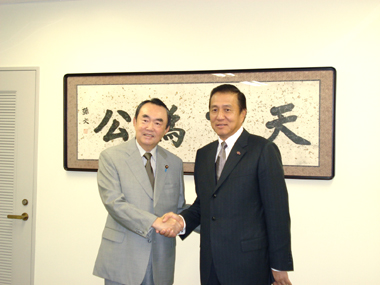 馮寄台・台北駐日経済文化代表処代表（写真右）は２００８年９月３０日、日華議員懇談会（日華懇）会長を務める平沼赳夫・衆議院議員の事務所を表敬訪問した。馮代表と平沼会長は孫文の筆による「天下為公」(天下をもって公となす）の額の前で記念撮影した後、馮代表は馬英九総統からの親書を平沼会長に手渡した。馮代表は平沼会長と日本語で交わした会話のなかで、馮代表が約５０年前に在籍した東京の笄（こうがい）小学校の思い出を語った。平沼会長が秘書の一人が笄小学校卒業生であることを紹介すると、馮代表は笄小学校の校歌を披露して、平沼会長およびその場にいた関係者らを驚かせ、終始和やかなムードのなかで会談が進められた。 