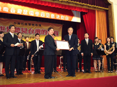 東京四ツ谷の東京中華学校の体育館で９月６日、「震撼管楽団」（ショック・コンサート・バンド）のコンサートが開かれ、同校の児童・生徒・保護者および僑界の一般の観客約５００人が演奏を楽しんだ。同公演は李永聡、陳一夫両氏による指揮で、約１時間半にわたって行われ、ディズニー映画「ライオン・キング」のテーマ曲「サークル・オブ・ライフ」、舞台劇「オペラ座の怪人」の挿入曲などの世界の名曲が披露されたほか、台湾原住民族（台湾の先住民）の民族音楽をアレンジした「豊年祭」、鄧雨賢が作曲した日本統治時代の台湾流行歌「満面春風」、客家の名曲「天公落水」「細妹按靚」「客家本色」等を組み合わせた「客家民謡組曲」、テレサ・テン（鄧麗君）のスタンダードナンバー「時の流れに身をまかせ」などの、台湾が世界に誇る数々の名曲が演奏された。