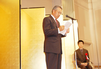 ７月２１日に挑戦者、結城聡・九段を３連勝で下し、「碁聖」位の四連覇を成し遂げた張栩・碁聖の「第３４期碁聖就位式」が、９月２９日、東京都内のホテルで盛大に開催され、張栩碁聖の師である林海峰・名誉天元ら数多くの囲碁界関係者が出席した。台北駐日経済文化代表処の馮寄台・駐日代表は来賓あいさつの中で、「張栩君は現在、碁聖・名人・十段・天元・王座の各タイトルを手にする偉業を達成されたが、日本で鍛えられ、立派な活躍をされており、これは台日交流の緊密さを象徴するものである。台湾の優秀な人材が、日本の充実した環境の中で育てられ、世界に貢献する業績を築き上げたことは、台日友好親善の成果である。このような相互の民間協力、交流は、両国の友好の基盤を築き上げるものであると期待している」と述べた。