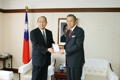 ８月８日に台湾が被災した台風８号水害への支援のため、１０月１５日午前、「社団法人　北海道観光振興機構」の坂本眞一・会長（写真左）ならびに加賀谷博司・管理グループ/グループマネージャー、北海道旅客鉄道㈱の明勝彦・相談役秘書が東京都港区にある台北駐日経済文化代表処を訪れ、馮寄台・駐日代表に慰問の意を述べると共に、北海道観光振興機構からの義援金２００万円および寄付者の芳名録を手渡した。馮駐日代表は感謝の意を述べ、「台風８号水害では、死亡者は６００人以上を超え、さらには未だ多くの行方不明者もいる。土石流被害ではビルの２・３階に相当する高さにまで埋まるほど酷いものだった」と説明した。