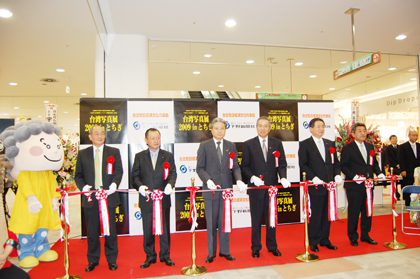 「台湾写真展２００９inとちぎ」が１０月１７日、栃木県宇都宮市内の大型ショッピングモール「ベルモール」で、台北駐日経済文化代表処の主催、下野新聞社の共催により盛大に開幕した。当日は開幕式典も開催され、テープカットが行われた。また、同式典で馮寄台・駐日代表は、「台南市と日光市はどちらも古い歴史のある都市であり、両市の交流がますます密接になっていくことを期待しており、両市の交流がさらに拡大し、栃木県と台湾との関係もより一層発展し、強化されるよう願っている」とあいさつした。