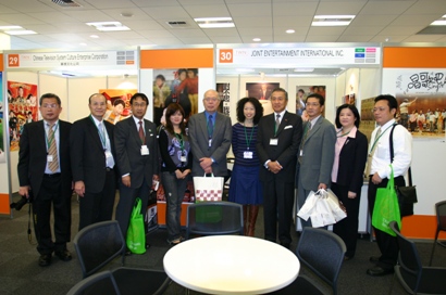 １０月１７日～同２５日まで開催中の第２２回東京国際映画祭（ＴＩＦＦ）の併設マーケットとして、「ＴＩＦＦＣＯＭ２００９～Marketplace for Film &amp; TV in Asia」が１０月２０日～同２２日の期間に東京都港区の六本木ヒルズ森タワーの六本木アカデミーヒルズ４０階および４９階で開催されている。同イベントは、国内外の映画、テレビ番組、アニメーションなど幅広いコンテンツの見本市であり、台湾からも中華テレビ（華視）、佳映娯楽、方聯科技、FIXED STARS MULTI-MEDIA等の業者・団体が出展している。台北駐日経済文化代表処の馮寄台・駐日代表（右４）は１０月２０日、「ＴＩＦＦＣＯＭ２００９」の会場を訪れ、台湾から出展した各業者・団体ブースを回り、各出展業者・団体と映像マーケット等について意見交換したほか、各出展業者・団体の見本市出展の成功を祈った。