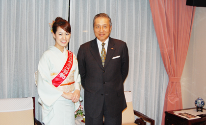 台湾の台風８号水害見舞いのため、０９年度ミス日本の「ミス着物」を受賞したバイオリニスト、松本蘭さんが、９月３０日、台北駐日経済文化代表処の駐日代表公邸を訪れ、馮寄台・駐日代表に見舞いの言葉と共に、バイオリン演奏で慰問の意を表した。馮駐日代表は「日本の政府には台湾が台風８号により甚大な被害を受けた後、ただちに１，０００万円の緊急支援をしていただき、さらにその１週間後には１億円の緊急追加支援の発表もあり、非常に感謝している。また、日本の民間の方々による義援金も８，０００万円以上にもなり、台日の関係はこのように、双方の民間と民間との密接な関係にある」と述べた。