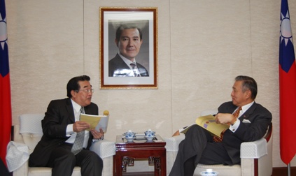 台北市日本工商会の小椋和平・理事長（左）は１１月１８日、東京白金台の台北駐日経済文化代表処の馮寄台・駐日代表（右）を訪問した。小椋理事長は、台北市日本工商会が今年１０月２３日に台北で開催した「政策提言交流会」の際に発行し、台湾政府に提言した「２００９台湾政府政策に対する台北市日本工商会の提言と要望」の要点を馮代表に説明し、台日経済協力の強化を求めた。これに対し、馮代表は「やれることからやることが重要だ」と述べ、台日経済関係のさらなる協力強化に期待を示した。