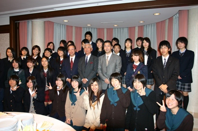 １２月１２日午後、日本高校生台湾訪問研修団壮行会が東京・白金台の台北駐日経済文化代表処で盛大に開催された。同研修団は、台湾政府が台日青少年交流を強化するために日本各地の高校生１００名を台湾に招くもので、１２月１３日から一週間の日程で台湾を訪問し、台湾各地で交流活動を行う。台北駐日経済文化代表処の羅坤燦・駐日副代表は、出発する日本の高校生らに「ぜひ、このたびの訪問で、台湾に対する理解と認識を深め、台湾での見聞を日本の友人に広めてほしい」と呼びかけ、台湾訪問が実りのある一週間となるよう期待を示した。