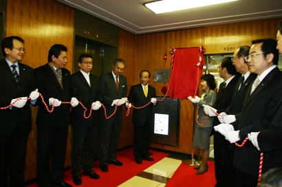 １２月１日、北海道札幌市に台北駐日経済文化代表処札幌分処が正式に開設された。同日午前９時より札幌分処にてプレートの除幕式が行われ、台湾側から王金平・立法院長（左５）、李鴻鈞・立法委員（左２）、周守訓・立法委員（左１）、張顕耀・立法委員（左３）、李嘉進・国家安全会議諮問委員（右１）、陳調和・亜東関係協会秘書長、馮寄台・台北駐日経済文化代表処代表（左４）、徐瑞湖・駐日代表処札幌分処処長、日本側から高橋はるみ・北海道知事（右４）、畠中篤・日本交流協会理事長、坂本眞一・北海道観光振興機構会長（右２）らが出席し、札幌分処の開設を祝賀した。