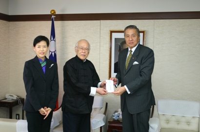 １２月８日、全日本柔拳連盟の地曳秀峰会長（左２）および地曳寛子会長代理（左１）が台北駐日経済代表処を訪ね、今年８月に台湾を襲った台風８号災害（八八水害）の被災者への義援金を寄贈した。１０年前の九二一台湾中部大地震発生の際に、震源地に近い（日本に太極拳を広めた王樹金老師のお墓のある）南投県草屯に滞在していたという地曳会長は、今回台湾で発生した八八水害の被災者へのお見舞いの意を述べ、馮寄台・駐日代表（右１）に義援金を手渡した。馮代表は、「今回日本からは災害発生後すぐに緊急支援をいただき、民間からも１億円以上のご支援をいただいた。日本の方々からの温かい支援に感謝します」と語った。