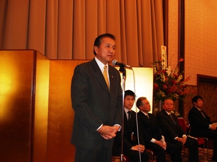 台湾出身で日本囲碁界の若手トップ棋士である張栩・名人（左２）の「第３４期天元就位式」（新聞三社連合主催）が東京内幸町の日本プレスセンターで盛大に開催された。大竹英雄・日本棋院理事長、宮本直毅・関西棋院顧問のあいさつのあと、両棋院代表から張・新天元に允許状が手渡された。来賓として出席した馮寄台・台北駐日経済文化代表処代表（左１）は、「私は日本に赴任して４カ月になりましたが、張栩さんの就位式に出席したのは３回目です」と張・新天元の活躍ぶりを称賛し、さらなるタイトル獲得に期待を示した。張・新天元は、「３局とも内容に満足。いい結果を残せたことは自信になった」と喜びを語った。