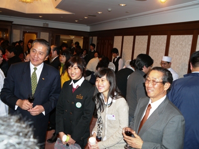 馮寄台・台北駐日経済文化代表処代表（左１）は２月１２日、「台湾高校生訪日団」および「台湾青年記者訪日団」を東京白金台の駐日代表公邸で歓待し、台日関係の未来を担う台湾の若者たちを激励した。馮代表は、高校生らに対して「今回の訪日の経験を生かして、今後大学で日本と関係ある学科を受験して、将来政府の対日関係業務に就くこともできる。外交業務に限らず、各省庁（部会）がそのような人材を必要としている」と語り、今後の活躍に期待を示した。このほか、訪問団から台湾の先住民の伝統民族衣装を着た女子学生らが、台湾や日本の歌の合唱を披露し、代表公邸に元気で美しい歌声が響いた。