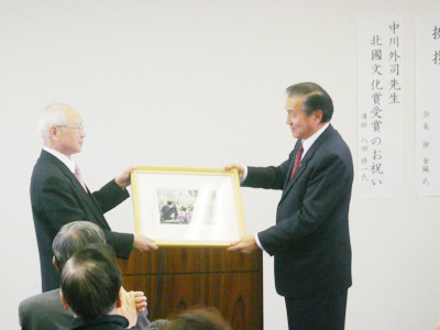 ２月２１日、台北駐日経済文化代表処の馮寄台・駐日代表は、駐大阪弁事処の黄諸侯および駐日代表処の朱文清・広報部長と共に、故八田與一氏の生まれ故郷である石川県金沢市の金沢ふるさと偉人館で開催された「八田技師生誕祭」に出席し、「馬英九総統は八田技師が烏山頭ダムおよび嘉南大圳の建設による台湾への貢献に対し感謝の念を抱き続けており、昨年総統に当選し、就任前の５月８日にはこの烏山頭ダムを訪れ八田先生の墓前祭に出席し八田先生の身内の方々にも会われた」と紹介した。また、この日の生誕祭では、馬総統が出席したその墓前祭の写真が金沢ふるさと偉人館に贈呈され、同館の松田章一・代表がこれを受け取った。