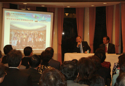 中華民国僑務委員会の呉英毅・委員長（左）は２月３日、東京白金台の台北駐日経済文化代表処代表公邸で馮寄台・駐日代表が主宰して開かれた第４回全球（世界）僑務会議事後説明会に出席し、在日台湾華僑らに対して政府の僑務政策を説明した。このなかで呉委員長は、「中華民国憲法には僑胞の権利が明確に規定されており、これは多くの国々でもなかなか見られないことだ」と述べ、馬英九総統が第４回全球僑務会議において海外僑胞をきわめて重視する姿勢を表明したことを説明した。呉委員長は、海外僑胞に対して、「中華民国台湾」を支持し、「中華民国国旗」を愛する者であればすべて友人になれるとする「大僑社」の理念を提案した。