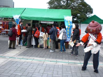 日本最大規模の市民マラソンとして、今年で第３回目の「東京マラソン２００９」が３月２２日に開催され、午前９時過ぎに東京都庁を３万５，０００人（フルマラソン３万人、１０kmロードレース５，０００人）がスタートした。台湾からは５名が参加し、東京の大通りを力強く走り抜けた。