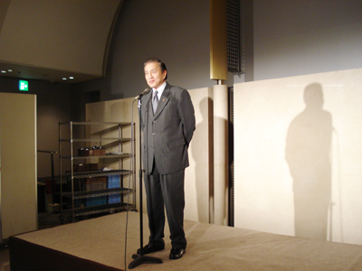 林懐民（リン・フアイミン）氏が創設者であり舞台監督でもある台湾のコンテンポラリー・ダンス・カンパニー「雲門舞集（クラウド・ゲイト舞踊団）」が３月４日～６日の３日間、東京渋谷Bunkamuraオーチャードホールで来日公演を行なっている。今回の東京公演では「ＷＨＩＴＥ（ホワイト）」と題し、第１部から第３部に分け、それぞれ明と暗を基調にしたシンプルな舞台演出の中で、３つのテイストをダンサーたちが表現している。今回の日本公演初日となった３月４日はほぼ満席となり、この日、台北駐日経済文化代表処の馮寄台・駐日代表も駐日代表処の関係者と共に駆けつけ、舞台終了後に開かれたパーティーであいさつを行い、『雲門舞集』の初日公演の成功を祝うと共に、残り２日間の日本公演の成功を祈った。