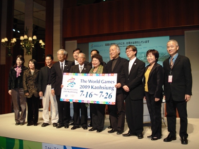 日本を訪問中の陳菊・高雄市長（右５）は３月５日、東京新宿のホテル・パークハイアット東京で記者会見し、今年７月１６日～同２６日に高雄市で開催される「２００９ワールドゲームズ高雄大会」をＰＲした。陳市長は「高雄はもう準備ができています」とあいさつし、今回のワールドゲームズ高雄大会のメインスタジアムを設計した伊東豊雄氏（右３）および同大会高雄室内競技場（高雄ドーム）を設計した渡辺邦夫氏（右４）を紹介し、両氏の高雄および台湾への貢献に感謝を述べた。このほか、師岡文男・日本ワールドゲームズ協会執行理事および２００９ワールドゲームズ強化試合のトランポリンで金メダルを獲得した長崎峻侑・伊藤正樹両選手が壇上に立ち、「トランポリンをメジャーな競技に変えるチャンスなので頑張りたい」と決意を表明した。
