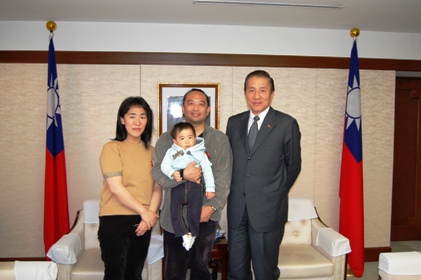 第２０回「日本陶芸展」（毎日新聞社主催）に作品「心眼」が入選した台湾出身の陶芸家・張義明さん（右２）が４月１０日、東京白金台の台北駐日経済文化代表処を訪れ、馮寄台・駐日代表（右１）と面会した。張義明さんは、和歌山県龍神村で美術講師を務める傍ら陶芸創作活動を行っている。第２０回日本陶芸展は９８８点の応募作品のうち入賞・入選作品および招待作家作品の計１５０点が展示されている。同展は、４月９日～４月２０日まで大丸ミュージアム東京（大丸東京店１０階）で催されている。