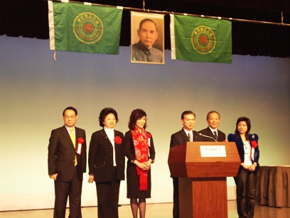 在日客家系住民の親睦団体である東京崇正公会の第４３回会員懇親大会が４月１２日、東京新宿のハイアットリージェンシー東京で開催され、約３００人が出席した。当日は来賓として馮寄台・台北駐日経済文化代表処代表が祝辞を述べたほか、台湾から鍾萬梅・行政院客家委員会副主任委員、劉盛良（右３）、朱鳳芝、徐耀昌、趙麗雲、鄭金玲、呂学樟各立法委員（国会議員）らが出席した。馮寄台・駐日代表は冒頭を客家語であいさつし、会場から拍手が沸き起こった。馮代表は「政府は今年を台日特別パートナー関係促進年と定めており、全面的に台日間の経済貿易、文化、青少年、観光、対話の５つの方向から日本と全面的な交流を展開していくことで、両国の相互信頼と理解を増進したい」と語り、台日関係の強化へ意欲を示した。