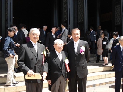 毎年財団法人斯文会による孔子祭が東京文京区の湯島聖堂で４月２６日に開催され、徳川宗家第１８代当主である徳川恒孝・斯文会名誉会長（左）が祭主を務め、馮寄台・台北駐日経済文化代表処代表（右）が来賓として出席した。雅楽が演奏される中、孔子が祀られている祭壇の門が開けられ、献茶が行われた後、徳川恒孝氏が祭文を奉読した。続いて、馮寄台・駐日代表が参会者代表として参拝し、あいさつを述べた。馮代表は、昨年１０月に台湾で逝去した孔子第７７代目嫡孫にあたる孔徳成氏について語り、孔徳成氏が中華民国唯一の世襲特任官である「大成至聖先師奉祀官」であり、生涯にわたって儒学を世に広め、中華民国に大きな貢献を残したことしたことなどを紹介した。馮代表はこのほか、馬英九総統が今年を「台日特別パートナー関係促進年」と位置づけ、その中でも特に故宮博物院の文物の日本における展示を進める意向を強調し、漢学専門家の台日交流にも期待を示した。