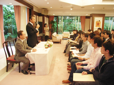 ５月２４日、台北駐日経済文化代表処は「２００９年駐日代表処と各大学の留日同学会（台湾から来日した留学生による大学別の学生会組織）の会長ならびに主要幹部による合同座談会」を開催し、同会には３０数カ所の大学から１００人近くの留学生が出席した。この日、馮寄台・駐日代表は「今回の座談会開催の目的は、留日同学会との交流を促進すると共に日本で学ぶ台湾からの留学生との連絡およびサービスアップを図ることにある」と述べた。同座談会で、「中華民国留日東京同学会」の会長である麗澤大学の卓孟徳さんおよび各大学の台湾からの留学生代表が取り上げた問題は主に、奨学金の申請、就職情報、緊急時の救難救助に関するものであった。