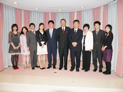 ６月１５日、駐日経済文化代表処の馮寄台・駐日代表は、「第４７期十段位」を獲得して、それまでのタイトルと合わせ日本囲碁界初の５冠達成棋士となった張栩・十段と、「第２１期女流名人」で初防衛を果たした謝依旻・女流名人ならびに、林海峰・名誉天元、王立誠・九段、王銘琬・九段といった台湾出身の各棋士を夫人同伴で駐日代表公邸に招き、張栩・十段および謝・女流名人の合同就位を祝うと共に、日本の囲碁界で輝かしい成功を収めた台湾出身の棋士各位の長年にわたる努力とその労をねぎらった。馮・駐日代表は「日本の囲碁界で輝かしい成功を収めた台湾出身の棋士各位が一堂に会することはきわめて貴重な機会であり、各位の活躍に敬意を表する」とあいさつした。林海峰・名誉天元は「現在、日本において台湾出身の棋士は２０人あまりおり、いずれの棋士もみな努力している」と述べた。