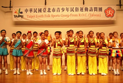 東京都目黒区の目黒区民センターホールで８月１２日、台北市２００９年青少年民俗運動（伝統芸能スポーツ）訪問団の公演が行われた。同チームは、台湾の西園小学校、呉興小学校、弘道中学校の児童・生徒ら２６人から構成され、舞踊、武術、体操の要素を採り入れ、台湾の歌や音楽に合わせてダンス、羽根けり、空中ゴマ、縄跳び等の華麗なる演技を披露した。このなかで、９月に台北で開催されるデフリンピックのマスコットキャラクターとなっているカエルをモチーフにした踊り『寶貝蛙蛙』（かえるの子）や、台湾先住民族の踊りを採り入れた『躍動２００９』などが披露され、観客の注目を集めたほか、絶妙なバランスが要求される難易度の高い『羽根けり』、高速に回転し、複雑に交差する『縄跳び』などは大きな拍手がやまなかった。