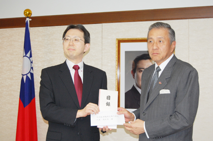 ８月２５日、福島県の内堀雅雄・副知事(写真左)らは台北駐日経済文化代表処を訪れ、台風８号直撃による台湾の大災害に対し、慰問の言葉と共に福島県より台湾への義援金を馮寄台・駐日代表（写真右）に手渡した。内堀・副知事は、「今年６月に福島県の代表団と共に台湾を訪問し、今後の福島県と台湾との友好関係のさらなる強化を図っていこうと話し合ってきたばかりで、このような大災害となってしまい、佐藤雄平・知事も非常に心配している。台湾の１日も早い復興を祈念している」と慰問の意を述べた。これに対し、馮駐日代表は感謝の意を述べた。