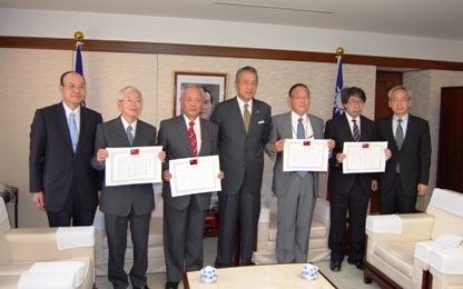 台北駐日経済文化代表処の馮寄台・駐日代表（左４）は８月２８日、東京玉山クラブの鳥光勝昭会長（左３）、川田勝美副会長（左２）、冨永祥光副会長（右２）、安室信一郎事務局長（右３）の４名の長年にわたる台日関係への尽力と貢献を称え、感謝状を授与した。東京玉山クラブは、台湾の中央放送局・台湾国際放送（Radio Taiwan International＝ＲＴＩ）の日本語放送リスナーズクラブであり、同リスナーズクラブの運営を通じて台日交流を地道に重ねてきた。毎年夏に、東京都内で「台湾国際放送リスナーの集い」を開催し、リスナーおよび同放送局関係者との交流を続けている。