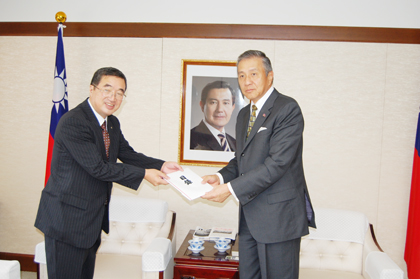 ９月１日午前、岩手県東京事務所の鈴木健夫・所長(写真左)らが台北駐日経済文化代表処を訪れ、台湾の台風８号（モーラコット）被害に対する慰問の言葉と共に岩手県からの義援金３００万円が馮寄台・駐日代表(写真右)に手渡され、馮駐日代表は感謝の意を述べた。鈴木所長は義援金贈呈について、「岩手県が台湾の台風災害に義援金を贈呈台湾の被災者の方々に役立ててほしい。岩手県は後藤新平と新渡戸稲造の出身地であり、台湾にとりわけ関心が深い。また、台湾の人々とのつながりも深く、台湾とのチャーター便も飛んでおり、多くの台湾からの観光客の方々も来県されており、今後もより一層、日台双方の観光客の往来交流を深めていくことが大切である。達増拓也・岩手県知事も台湾との交流をより密接にしていきたいと述べている」と語った。