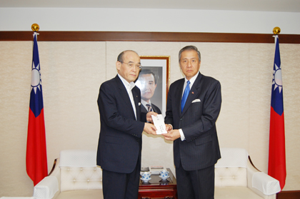 ９月２日、石川県の谷本正憲知事(写真左)ならびに同県関係者が台北駐日経済文化代表処を訪れ、台湾の台風８号（モーラコット）被害に対する慰問の言葉と共に石川県からの義援金５００万円を馮寄台・駐日代表（写真右）に手渡した。谷本知事は「このたびの台風被害により台湾が甚大な被害を受け、その中には石川県議会と県議会間で友好交流協定を締結している台南県も含まれており、多くの犠牲者も出たとのニュースを新聞やテレビ報道で知った。２年半前の能登半島地震の時には、許世楷・前駐日代表がわざわざ石川県まで慰問に来ていただいたが、今回は石川県の方からぜひともお見舞いに伺いたいと思い上京した。１日も早い復興を祈っている」と慰問の意を述べた。