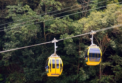 台湾中部の景勝地・日月潭と九族文化村を結ぶロープウェーがついに開業しました。日月潭はどのガイドブックを開いても紹介されている定番の行楽地ですが、このロープウェーの開通で少し違った角度からその絶景を楽しむことができそうです。ロープウェーは中国語では「纜車」と表記します。湖岸に位置するイタサオ（伊達邵）から原住民族文化を紹介したアミューズメントパーク・九族文化村までの全長1.88キロメートル。搭乗時間は約10分です。運賃は往復300元（約900円）となっています。ゴンドラはリフトメーカーとして有名なドッペルマイヤー社製。8人乗りで、ゴンドラの総数は86台となっています。日月潭側の乗り場は伊達邵に近い日月潭青年活動中心前です。風光明媚な日月潭を空中から楽しんでみてはいかがでしょうか。