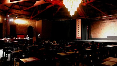 台北市にはいくつかの繁華街がありますが、若者文化の発信基地と言えば、何と言っても西門町です。ここは日本統治時代から続いている台北指折りの繁華街。今も昔も流行の中心として君臨してきました。そのシンボルとも言えるのが西門ロータリーの近くにある西門紅楼です。この正八角形をした赤レンガ建築は、日本統治時代に設けられたもので、かつては市場として使われていました。戦後は映画館に転用されましたが、現在は劇場として生まれ変わっており、公共空間として整備されています。2階では劇や音楽会が開催されているほか、台湾の伝統劇なども見られるので、スケジュールを確認してみましょう。1階部分は喫茶店と展示スペースとなっています（台北市成都路10号・02-2311-9380）