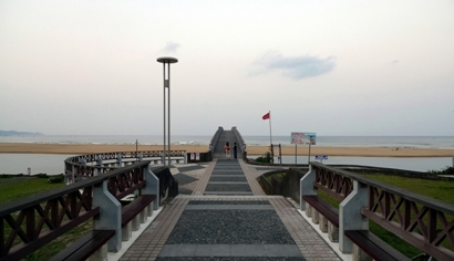 台湾東北部にはいくつかの美しいビーチがあります。その中でも海水浴場として知られている福隆は多くの人々が訪れる著名な観光地。冬場を迎えても、美しい砂浜を散策する人は絶えません。列車を降り、駅前をまっすぐに進んでいくと海岸に出られますが、濱海公路を左折するとビジターセンターがありますので、ここを入っていきましょう。突き当たりには福隆のシンボルである「彩虹橋」があります。ここは定番の記念撮影のスポット。広々としたビーチはドラマや映画のロケ地になっています。福隆の駅前にはレンタサイクルのショップがあり、自転車で散策することができます。サイクリングロードも整備されていますので、暑さとは無縁なこの時期、潮風を存分に浴びてみるのはいかがでしょうか。