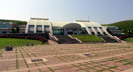 台湾海峡に浮かぶ望安島は澎湖県第4の面積を誇る島で、人口は1500名あまりとなっています。決して大きな島ではありませんが、ここはアオウミガメが毎年産卵を目的に上陸することで知られています。産卵数量も安定している地域で、島の西南海岸に6つの産卵保護区が設けられています。現在、国立台湾海洋大学の研究チームが生態調査と保護に取り組んでいます。島にはアオウミガメの保育センターが設けられており、アオウミガメについて豊富な展示があるほか、海鳥の生態などについても紹介されています。産卵は深夜に行なわれます。保護区域への一般行楽客の立ち入りは禁止されているので、アオウミガメの生態についてはここを訪ねましょう。望安島へは馬公から定期船が出ているほか、高雄との間に飛行機の便も就航しています。