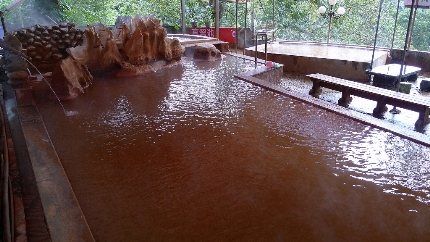 台湾の東部、瑞穂温泉は中央山脈の山麓にある出湯です。ここは子宝の湯ということで、ちょっとした注目を集めている温泉郷。豊富な鉄分を含み、茶褐色をしているのが特色です。この色合いは泉中に含まれた鉄分が空気に触れて酸化しているためのもので、日本では有馬温泉や函館の谷地頭温泉などで見られます。中でも瑞穂温泉山荘という宿は1919（大正8）年に警察の療養所として設けられた老舗で、当時は滴水閣（てきすいかく）と呼ばれていました。昔ながらの畳部屋も残る宿です。ここには大きな屋外温泉プールがあり、その広さと湯量は圧巻なかぎりです。この温泉プールは水着着用ですが、個室風呂もあります。こちらも大きな作りで、心ゆくまで温泉浴が楽しめます。ゆっくりと湯に浸かって、秘湯の情緒を楽しんでみましょう（瑞穂温泉山荘・花蓮県萬榮郷紅葉村23号・03-887-2170）。