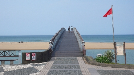 福隆は海水浴やサイクリングなどが楽しめる行楽地。東北角海岸風景区の中でも特に人気が高いスポットです。駅前にはレンタサイクル屋のほか、海水浴客を相手にしたショップなどが並んでいます。レンタサイクルは１日100元程度とリーズナブル。二人乗り用や女性用など、種類も多いので、お好みのものを選びましょう。付近はサイクリングロードが整備されており、気ままな自転車旅が楽しめます。ここは日本統治時代から海水浴場として知られてきましたが、現在も台湾北部を代表するビーチとなっています。ビーチにはエリアのシンボルにもなっている「彩虹橋」があり、記念撮影を楽しむ人々の姿を見かけます。ビーチを散歩するだけで清々しい気分になれるはず。夕陽も美しいので、敢えてこの時間を狙ってやってくる人々も少なくありません。
