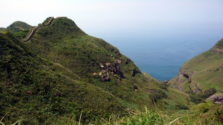 台湾の東北端に位置する鼻頭角公園。ここは著名な行楽地ではありませんが、手頃な散策コースとして、密かな人気を誇っています。ここには3本の歩道があり、それぞれが繋がっています。順に濱海線、灯台線、稜谷線の3つで、全長は約3.5キロ。全行程所要時間はゆっくり歩いて2～3時間程度です。ここは変化に富んだ景観が楽しめる場所で、鼻頭角特有の景観を観察することができます。過去、数千万年にもわたって海水と岩石の間で増減作用が繰り返され、浸食作用によってもさまざまな奇観が形成されました。こういった奇岩怪石の類を一つ一つ訪ね歩いてみる楽しみがあります。ハイキングコースとしては、龍洞湾公園から出発して濱海線歩道を進むか、鼻頭歩道橋から出発して灯台線歩道を進み、岬の先端にある鼻頭角灯台へと向かいます。帰りは稜谷線歩道を歩いて鼻頭漁村へ戻ってくるといいでしょう。暑さの厳しい時期は相当体力を消耗しますが、この時期なら気軽にハイキングが楽しめます。