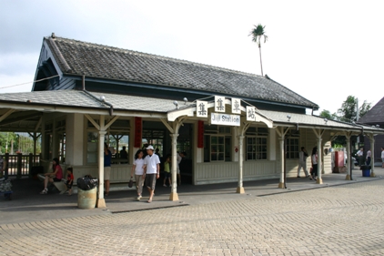 台湾の中部を走る集集線。ここはローカル線ならではの情緒に満ちた魅惑の路線です。ほぼ全線にわたって濁水渓沿いを走りますが、起点となる二水駅付近では水田が広がり、路線名にもなっている集集付近ではフルーツ畑が続きます。そして、水里から先はちょっとした山岳路線の様相に変わります。集集駅には日本統治時代に建てられた木造駅舎が残っており、町のシンボルとして親しまれています。これは1999年9月21日の台湾中部大地震で半壊したものの、戦前の設計図を元に復元されました。細部にわたって忠実に往年の姿となっており、歴史建築を大切に守ろうとする人々の心意気が伝わってきます。駅周辺には集集線の歴史を紹介した文物館があるほか、行楽客相手のショップやカフェが並んでいます。レンタサイクルなどのショップもあるので、のんびりとサイクリングを楽しむことも可能です。