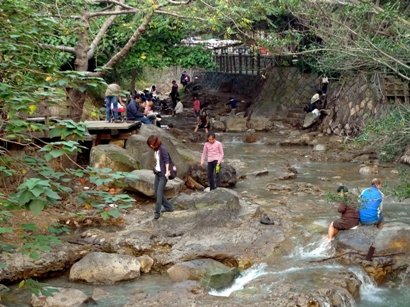 台湾最大の温泉郷として知られる北投は湯量が豊富なだけでなく、泉質の良さでも知られています。古くは硫黄を扱っていたドイツ商人によって発見されたと言われ、日本統治時代を迎えると、日本人によって開発が進められました。今も戦前から続く温泉旅館が残っているほか、最近ではスパ設備をもつ高級リゾートも増えています。百年に近い歴史をもつ北投公園や英国風の雰囲気をまとった瀟洒な老建築「北投温泉博物館」、戦前に鉄道員によって創建されたという「普濟寺」など、散策に手頃なスポットが点在しています。北投公園の脇に流れる渓流には温泉が流れ込んでおり、足浴を楽しむことができます。散策に疲れたらここでちょっと一休み。地元の人たちに混じって足浴を楽しんでみてはいかがでしょうか。きっと清々しい気持ちになれるはずです。