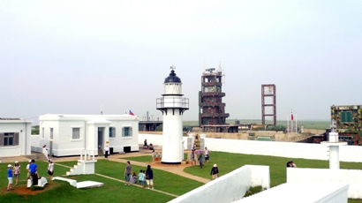 澎湖県にある漁翁島灯台は台湾最古の灯台として知られています。ここはもともとの名を「西嶼灯台」と言いました。何度かの改修工事を経て、現在は白亜の西洋式灯台となっています。純白の建物が澎湖の強い日差しに照らされ、青い空と海原に映える様子はとても印象的です。この一帯は海風を直接浴びるため、荒涼とした風景が続きます。台湾ではなかなか見られない「最果て」の風情が色濃く漂っています。また、灯台近くの断崖は夕陽の観賞スポットになっており、夕方を狙ってやってくる行楽客も少なくありません。澎湖の中心である馬公市からは県営バスが出ています。このバスは澎湖で最も長い距離を走る路線ですが、車窓は変化に富んでおり、退屈することはありません。ただし、本数は多くないので、必ず事前に時刻の確認をしてから向かいましょう。