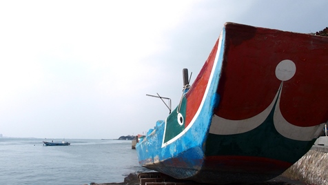 淡水は夕陽の美しさで知られている観光都市。台北に近いこともあって、終日多くの行楽客で賑わいます。ここは古くは台北の外港として機能し、中国大陸との交易で栄えました。現在は土砂の堆積などで港湾機能を失っていますが、その風情は今もわずかながらに残っています。淡水河の河畔には遊歩道が設けられ、気ままな散策が楽しめます。古い家並みが残る通称「老街」には食べものやデザートを扱う屋台や露店が並んでおり、淡水名物である魚丸（魚のつみれ）の店があったり、昔懐かしい玩具や雑貨を扱う専門店があったりします。MRT（都市交通システム）の淡水線淡水駅から徒歩5分ほどでアクセスできます。できれば午後3時くらいに淡水に入り、のんびりと散策を楽しめば、夕陽の時間まで無駄なく過ごせます。週末はかなりの人出となるので、平日の訪問がおすすめです。