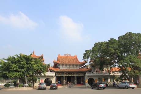 台湾南部には広大な平野が広がっていますが、ここを一大農業地帯に変えた功績で知られているのが八田與一技師です。今も人々に慕われる存在となっていますが、その八田技師が夫人とともによく訪れていたのがここ、龍湖巌です。この寺院は山並みを背にし、前方には嘉南平原が広がっています。大きな池を従え、ちょうど岬のような感じの先端に本堂があるため、三方が湖に囲まれているように見えます。特に美しいとされるのは夕陽が沈む頃で、ちょうどその頃、涼風が吹き始めます。かつて、八田技師は仕事を終えると、ここをよく訪ねていたといいます。やや単調にも思えてしまう風景ですが、刻一刻と表情を変えていく池の姿を前にしていると、時が経つのを忘れてしまいそうです。現在、ここの景観は「龍湖八景」と呼ばれています。