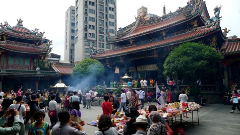 台北で最も長い歴史を誇ると言われる古刹。ここ龍山寺は台北発祥の地とされる萬華の中心に位置しています。その歴史を振り返ると、清国乾隆帝の時代、１７３８年から約２年間かけて造営されたと言われています。その後、何度かの改修工事を受けていますが、古風なたたずまいは訪れる人々を圧倒しています。精緻な彫刻や装飾は一見の価値があり、その規模においては東洋随一のものと謳われています。敷地内にはどの時間に訪れても熱心に祈りを捧げている人々の姿が見られます。今もなお、信仰の中心として確固たる地位を誇っていることが伝わってくるはずです。龍山寺の前には大きな公園があり、おしゃべりに花を咲かせている人々や、ストリートパフォーマーなどがおり、思い思いのひとときを過ごしています。