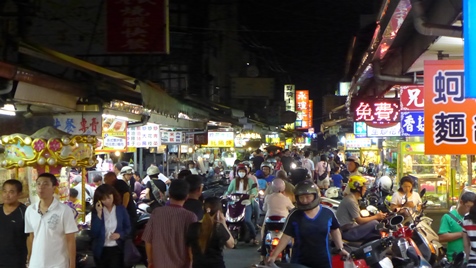 屏東駅の近くにある「屏東観光夜市（民族路夜市）」。ここは昔ながらの風情を色濃く残したナイトマーケットで、地元の人たちがこよなく愛する空間です。ここで有名なのは、植物の種で作られた愛玉ゼリー、肉チマキ、細切り鶏肉がのった鶏肉飯などです。また、「肉圓」というサツマイモ粉の生地で包まれたもちっとした肉団子もあります。これは台湾の北部や中部では低温の油で加熱するのが一般的ですが、台湾南部では蒸したものが主流となっています。さらに、ここの名物は「汕頭火鍋」。これは「沙茶醤」という魚介類をベースにした特製ソースで味わう牛肉のしゃぶしゃぶです。手作りのソースと鮮度の高い牛肉が自慢で、一度食べたら忘れられない味わいです。汕頭火鍋の人気店は路地裏にありますのでぜひ足を運んでみましょう。なお、ここの夜市はナイトマーケットとは言いながらも、昼間から営業している店が少なくありません。昼食を食べに出かけるのも可能です。