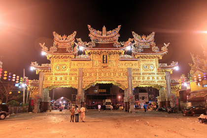 黒マグロの水揚げで知られる屏東県の東港。ここは台湾南部最大の漁港で、街も港を中心に開けています。ちょっとでも町を歩いてみれば、港町らしい活気に触れることができるはずです。ここでぜひ訪れてほしいのが東隆宮です。ここは東港最大の廟で、南部を代表する古刹にも数えられます。とにかくきらびやかな牌楼（ゲート）が印象的です。ここの一大イベントは平安を祈って船を燃やす王船祭。通称「焼王船」とも呼ばれています。大きな特製の船を焼いて疫病の神である王爺を鎮め、健康を祈願します。祭典は３年に一度となっています（次回は２００９年）。大きな船が海辺まで運ばれ、火が放たれる様子は圧巻なかぎりです。廟の脇には養生デザートで知られる亀ゼリーなどを出す店があります。