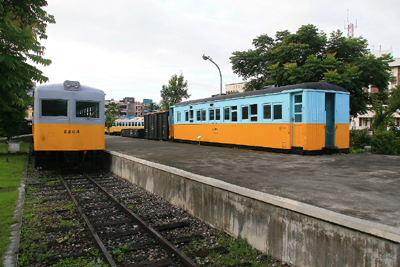 台湾東部のゲートとなる花蓮。ここの駅の脇には鉄道をテーマとした公園があります。ここに展示されているのは台湾東部を走った往年の鉄道車両たち。花東線（花蓮―台東）の歴史は古く、日本統治時代の1926（大正15）年3月27日に遡ります。花蓮側と台東側からの両方から工事が進められ、玉里で開通式典が挙行されました。当時は軌道幅762ミリのナローゲージでしたが、現在は西部幹線と同様の1067ミリに改軌されています。ここにはナローゲージ時代の機関車や客車が展示されています。車両はどれも小さいですが、中には寝台車などもあって鉄道ファンならずとも興味が惹かれます。公園前には花蓮客運の発着所がありますので、列車やバスの待ち時間に立ち寄ってみてはいかがでしょうか。敷地内には観光案内所もあり、日本語で情報収集ができます。
