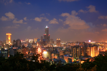 高雄は言うまでもなく台湾第二の大都会です。台湾南部の中枢であるばかりでなく、東アジアを代表する大都会でもあります。その整然とした街並みには産業都市らしい活気が宿っており、台湾最大の工業地帯としての風格が漂っています。また、海の玄関となる高雄港は世界でも指折りの搬出量を誇り、大型タンカーが絶え間なく行き交っています。そんな様子を眺めるのなら、壽山風景區がおすすめです。ここは日本統治時代に高雄神社が設けられていた場所で、市街地と港が一望できます。最近は屋外カフェなどもオープンしており、日没とともに夕涼みに訪れる人々が集まってきます。ただし、残念ながら週末をのぞくと公共交通機関の便がないので、タクシーを利用することになります。あまり遅い時間の訪問は避けた方が無難です。