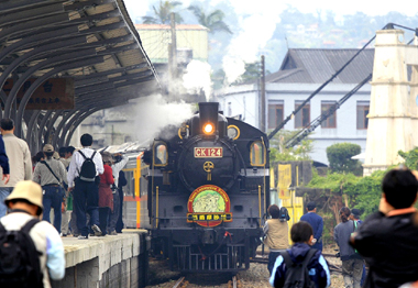 去る12 月28日。台湾北部を走る平渓線にCK124蒸気機関車の特別列車が走りました。この企画は交通部観光局と台湾鉄路管理局が実施したもので、日本から鉄道ファンを招き、台湾の魅力を感じ取ってもらうというのが目的でした。当日は午前と午後にそれぞれ一便、計300名を越える日本人旅行者が蒸気機関車の旅を楽しみました。この日、特別列車の運転に合わせ、日本人向けの平渓線散策ガイドが配布されました。この冊子は従来のパンフレットとは異なり、沿線の詳しい散策案内や撮影地ガイドなど、様々な角度から平渓線を紹介しており、好評を博しました。また、オリジナルスタンプや記念乗車証なども用意され、こちらも鉄道ファンの興味をひいていました。なお、CK124は4月18日、5月16日、6月20日にも平渓線を走る予定です。