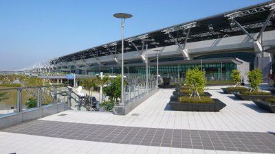 台湾高鉄は台北と高雄をわずか90分で結ぶ夢の高速列車。各駅の様子を簡単に紹介してみましょう。地下に設けられた板橋駅を出ると、列車は大漢溪を渡り、桃園台地を疾走します。桃園駅は台湾桃園国際空港の最寄り駅で、空港との連絡輸送はバスが担っています。続く新竹駅はハイテク産業の基地として知られていますが、駅は郊外に設けられています。そのため、在来線の内湾線を改良し、連絡輸送機関とする工事が進められています。新竹から台中までは台湾高鉄で最も距離の長い区間。それでも所要時間はわずか25分です。台中駅は台湾中部最大の都市だけあって、規模が大きいのが特色。ここから列車は台湾高鉄最長となる八卦山隧道を越え、嘉義駅へ向かいます。嘉義と台南はいずれも市街地から離れた場所に駅があるため、バスに乗り換える必要があります。終点となる左営駅は高雄市の北部に位置します。ここは在来線との乗り換えが可能なほか、MRTの建設も進んでいます。写真は台中駅の様子です。 