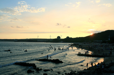 「台湾のハワイ」などとも称される墾丁国家公園ですが、その中でもっとも美しいと言われているのが南湾ビーチです。透明度が高く、レジャースポットとしても屈指の環境を誇っています。白砂が輝くビーチは約600メートルにもおよび、海水浴はもちろん、水上スキーやサーフィンを楽しむ若者で終日にぎわっています。沖合に出れば豊かな珊瑚礁が楽しめますので、ダイバーも多く集まってきます。ダイビングはここ数年、台湾でも注目されているレジャーで、墾丁にもいくつかのダイバーズショップがあります。そのほかジェットスキーやバナナボートなども人気があります。行政院青年輔導委員會のウェブサイトや墾丁国家公園のオフィシャルサイトでも詳細な情報がつかめます。