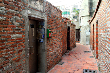 鹿港は歴史の街として知られており、台湾中部では指折りの行楽地となっています。これまでは台中や彰化を起点に訪れていましたが、現在のゲートは台湾高鉄の台中駅。言うまでもなく、台北から日帰りでも訪れられる観光スポットとなっています。ここはその鹿港の代表的な散策スポットです。「九曲巷」の名が示しているように、細い路地がくねくねと曲がりながら続いています。まっすぐな部分がほとんど見られない独特な路地のスタイルです。これはその昔、盗賊の侵入や砂塵をともなう風を防ぐために考案された知恵なのだと伝えられています。付近には小さな屋台や食堂があり、食べ歩きも楽しめます。あまり先を急がず、のんびりと情緒を感じ取ってみてください。行政院青年輔導委員會のウェブサイトにも紹介があります。